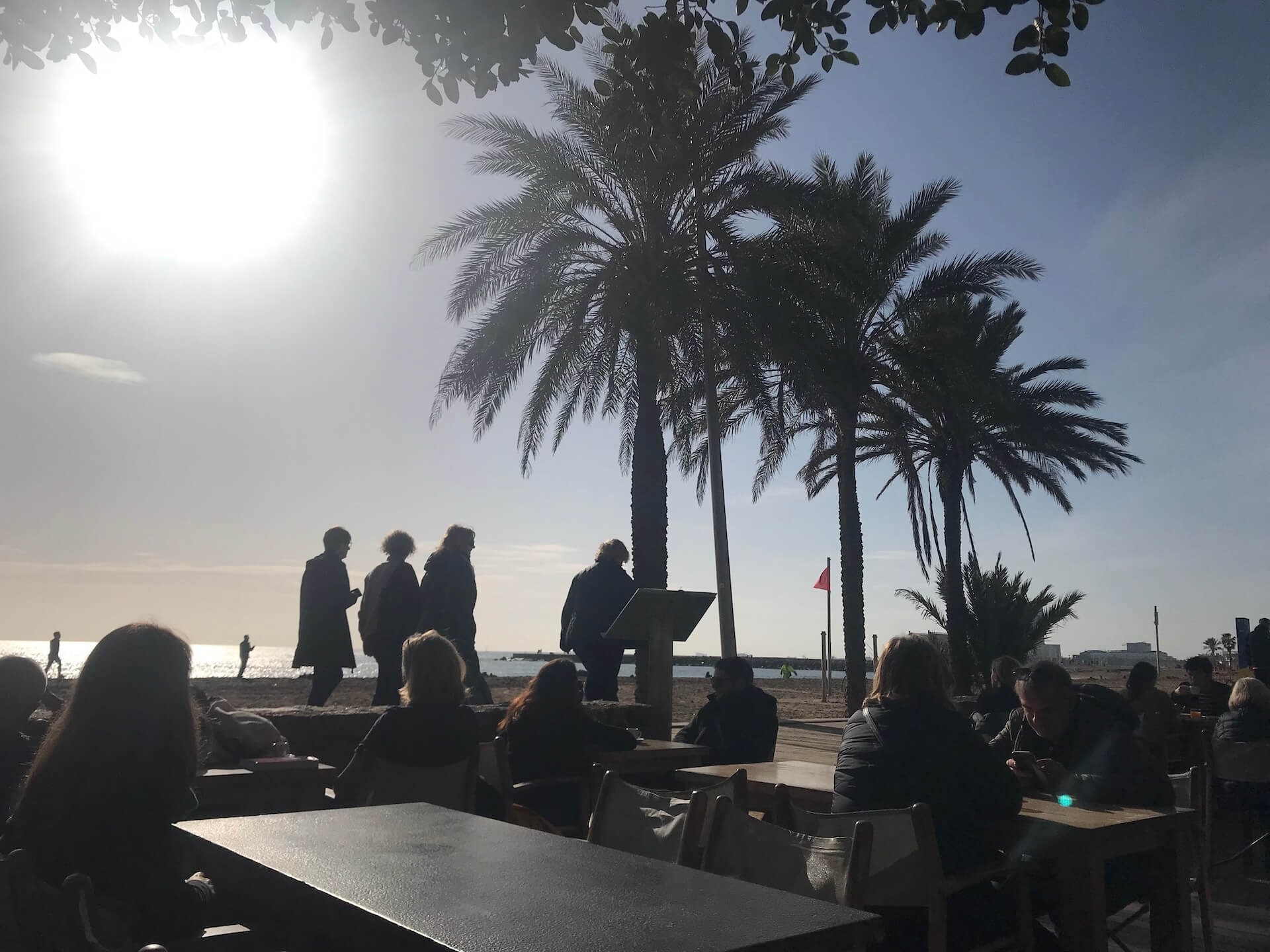 Je marche le long de la promenade à la recherche d’une offre différenciée