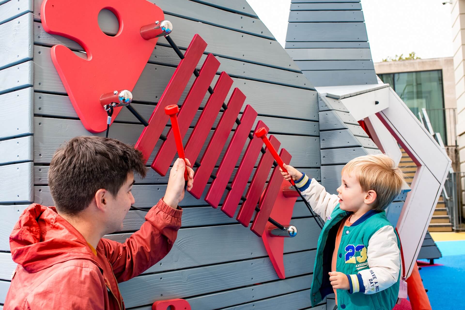 Et vous pouvez jouer au Xylobone à The Cove au National Maritime Museum Inclusive play by CAP.Co
