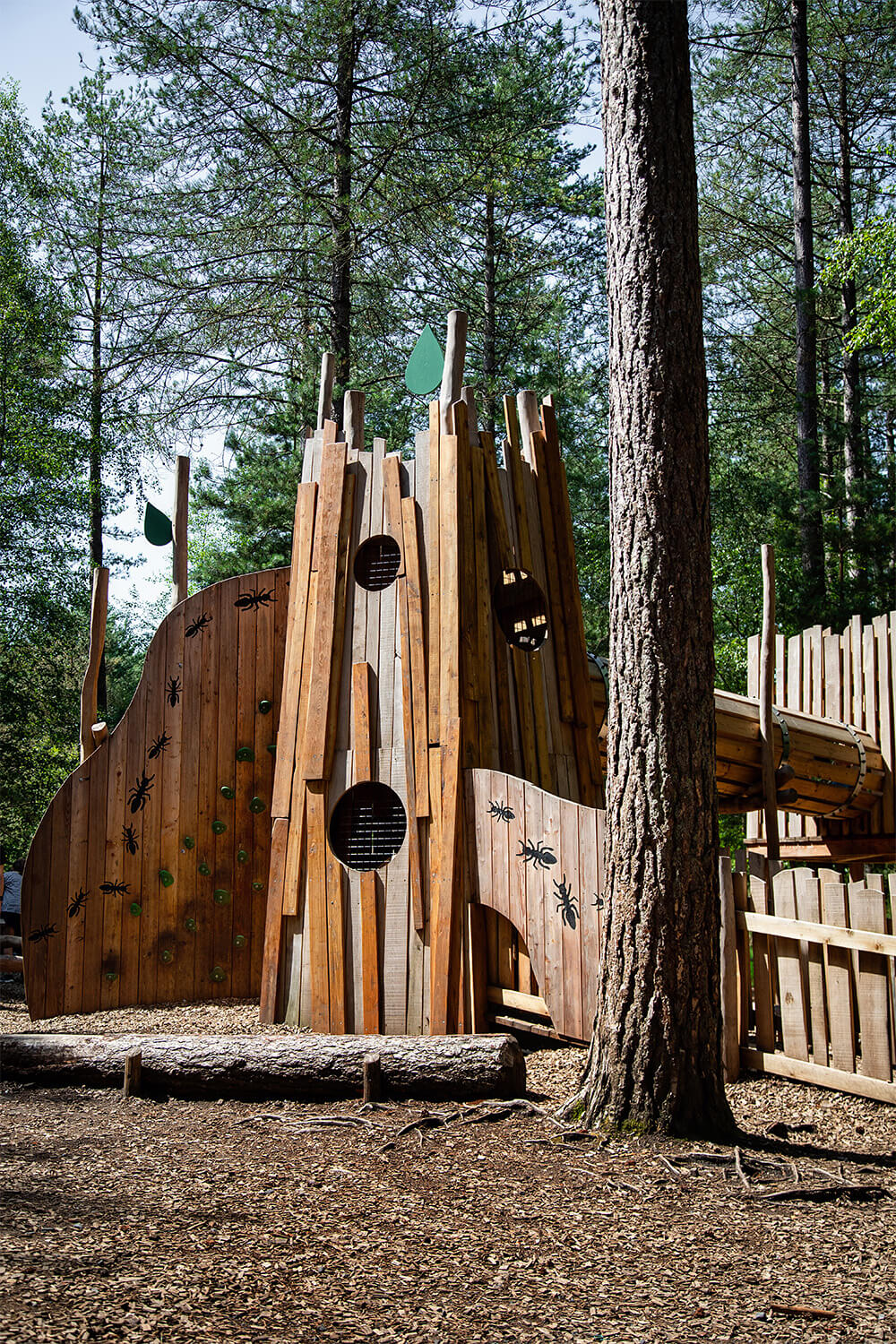 Woodland play trails designed by CAP.CO leading through the Ants’ Nest adventure playground